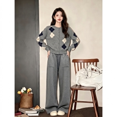 批发美拉德风复古咖色菱格纹毛衣<b class='q'>女</b>单排扣宽松针织开衫阔腿裤<b class='q'>两件套</b><b class='q'>装</b>