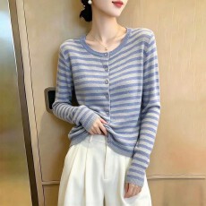 批发蓝色圆领撞色条纹长袖<b class='q'>针织</b><b class='q'>开衫</b>女2026秋新款休闲短款收腰上衣
