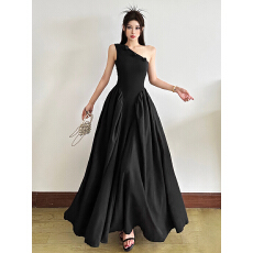 批发气质立体花朵设计斜领压褶连衣裙女2025年<b class='q'>夏季</b>新款黑色收腰<b class='q'>长裙</b>子