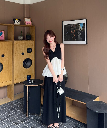 실사 V넥 미니멀리즘 바람 작은 셔츠 흑인과 백인 배색 패치워크 프릴 민소매 조끼 반신 치마 세트