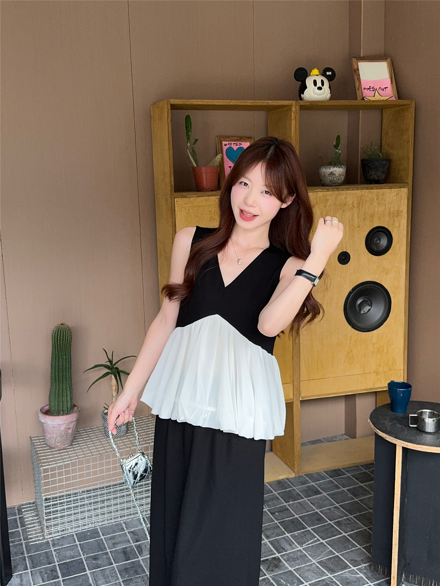 실사 V넥 미니멀리즘 바람 작은 셔츠 흑인과 백인 배색 패치워크 프릴 민소매 조끼 반신 치마 세트