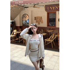 批发实拍 <b class='q'>新款</b>撞色边套装针织开衫外套吊带减龄半裙三件套装