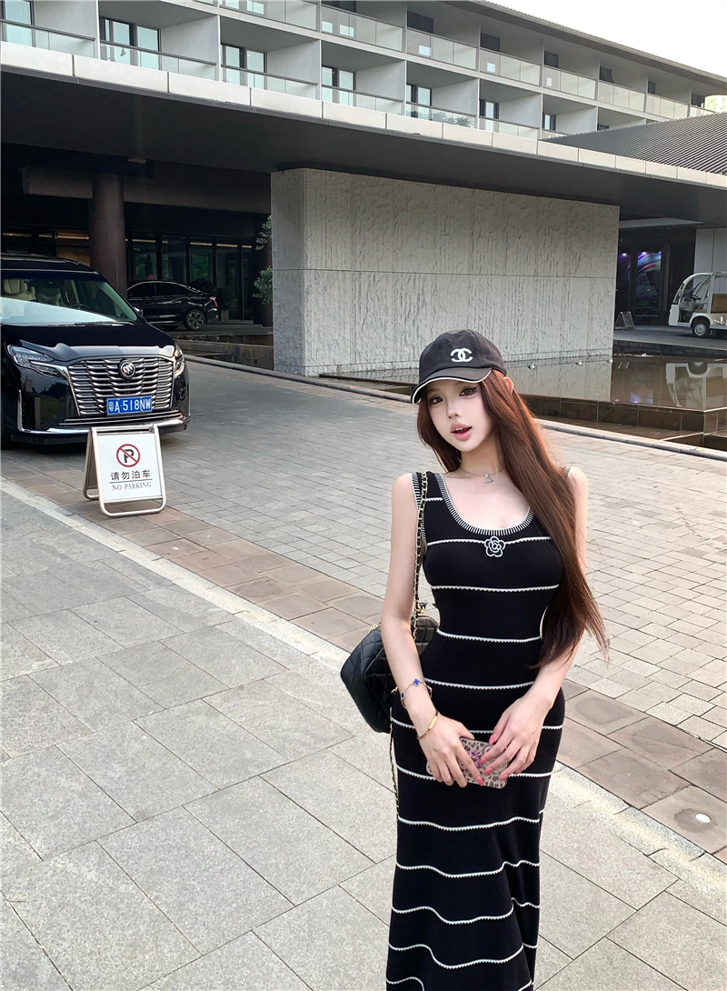 실사 휴일 샤오시엔 흑백 줄무늬 배색 자수 품격 허리 수축 여성 드레스