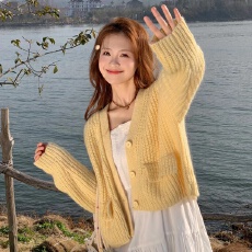 批发韩系秋冬女加厚v领<b class='q'>短</b>款单排扣针织开衫宽松慵懒风毛衣外套纯色