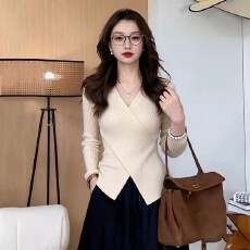 大码秋冬新款v领针织毛衣胖mm显瘦遮肚内搭打底衫正肩上衣女