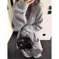 2025年秋冬新款绵羊毛口袋V领开衫宽松纯色绞花针织衫毛衣女