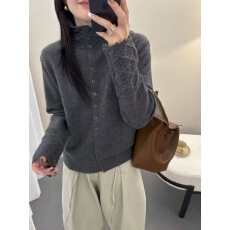 批发新款高领绵羊绒单排扣<b class='q'>针织</b>衫<b class='q'>开衫</b>女袖口钩花毛衣外套上衣