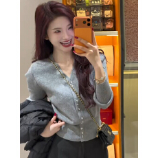 批发慵懒风单排扣V领长袖毛针织衫<b class='q'>女</b>2026春季新款设计感修身显瘦上衣