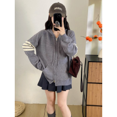 批发2026秋冬新款慵懒风韩版减龄百搭<b class='q'>条纹</b>连帽口袋拉链长袖宽松<b class='q'>针织衫</b>