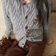 批发韩系绿色麻花毛衣<b class='q'>开衫外套</b>女秋冬2026新款软糯高级感复古针织上衣