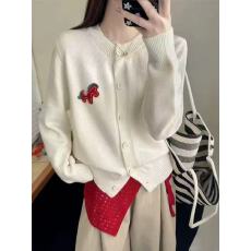 批发小马刺绣圆领羊毛针织衫新款女氛围感简约小众毛衣