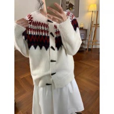 批发韩版费尔岛牛角扣百搭毛衣外套秋<b class='q'>冬</b>新款提花圆领百搭针织开衫