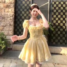 批发甜美温柔风奶黄色连衣裙女夏季方领蕾丝边收腰显瘦法式小个子<b class='q'>短裙</b>