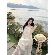 批发法式温柔浪漫花朵<b class='q'>连衣裙</b>夏季吊带超仙宽松度假风气质拍照裙子女装