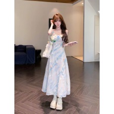 批发2026夏季新款度假风海边<b class='q'>连衣裙</b>设计感小众气质甜美收腰碎花长裙子