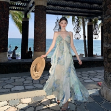 批发海边度假风绝美炸街连衣裙设计感挂脖漏肩拍照出片晕染露背别致裙