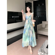 批发高级感轻熟风气质v领连衣裙2026新款小众复古法式旅游度假长裙子