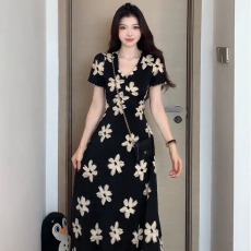 批发法式复古气质连衣<b class='q'>裙</b>夏季2026新款v领小众碎花<b class='q'>裙</b>显瘦高级感长<b class='q'>裙</b>子