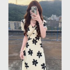 批发巨美设计感掐腰连衣<b class='q'>裙</b>女夏季2026新款显瘦气质碎花温柔长<b class='q'>裙</b>子