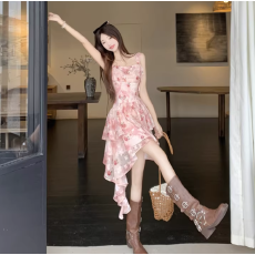 批发氛围感出片连衣裙夏季2026爆款气质超仙不规则<b class='q'>碎花</b><b class='q'>吊带裙</b>生日裙子