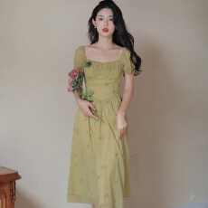 批发法式赫本风艺术感森系新款长裙惊艳绿色方领碎花<b class='q'>连衣裙</b>女2026夏季