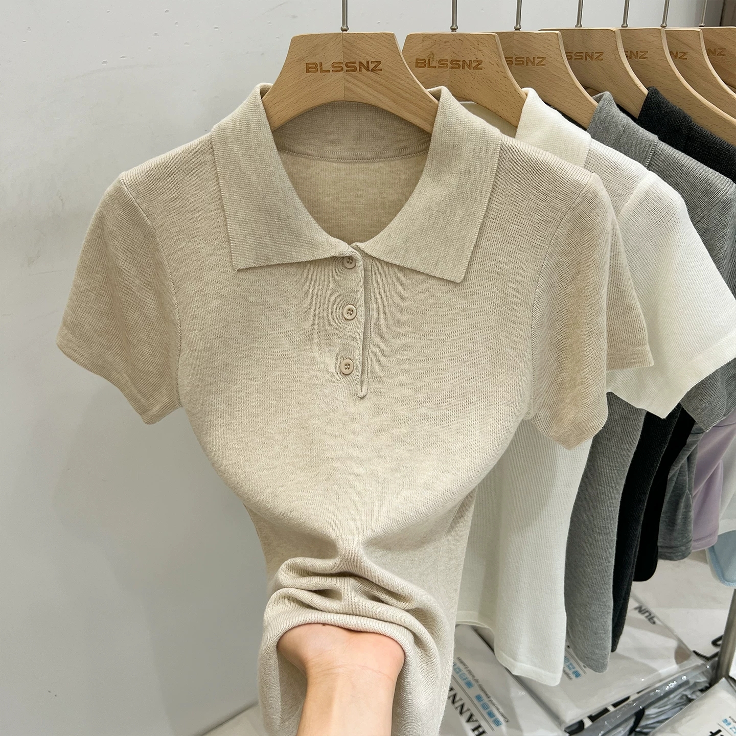POLO 칼라 니트 반팔 티셔츠 여성 여름 패션 다용도 미니멀리즘 캐주얼 몸매 가꾸기 슬림해 보이는 단추 긍정적 인 어깨 의류