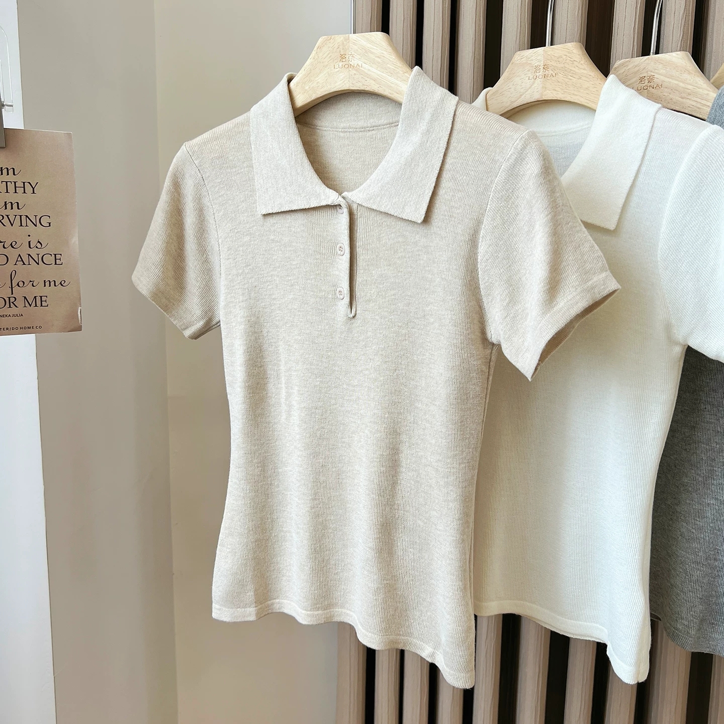 레트로 POLO 칼라 니트 반팔 티셔츠 여성 여름 2026 새로운 다용도 미니멀리즘 몸매 가꾸기 슬림해 보이는 긍정적 인 어깨 의류