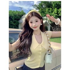 批发翻领单排扣修身纯色短袖<b class='q'>针织衫</b>2026夏季新款复古多巴胺气质上衣女