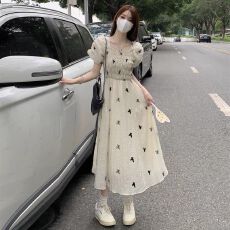 批发夏季2026新款法式方领泡泡袖<b class='q'>连衣裙</b>女收腰显瘦碎花长裙子浪漫气质
