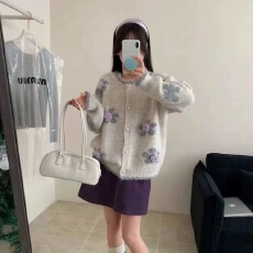 批发韩系~<b class='q'>手工</b>勾花 紫色立体玫瑰温柔毛绒感宽松<b class='q'>毛衣</b>外套秋冬大码外穿