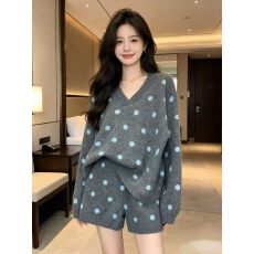 批发新款秋冬法式小香风穿搭显瘦波点上衣短裤两件套灰色针织套装女
