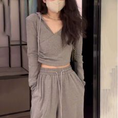 批发设计感交叉修身短款露肚脐V领连帽卫衣休闲阔腿裤两件套装女春<b class='q'>秋</b>