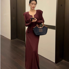 批发法式高级感红色T恤<b class='q'>连衣裙</b>女秋装收腰显瘦气质韩系穿搭包臀长裙子