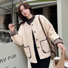 批发学院风休闲羊羔毛女冬2025年新款韩版宽松短款加绒加厚小香风<b class='q'>外套</b>