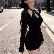 批发春秋季黑色性感挂脖蕾丝拼接长袖连衣裙女辣妹设计感收腰包臀短裙