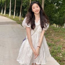 批发2026<b class='q'>提花</b>白色v领泡泡袖<b class='q'>连衣裙</b>法式小众设计高级感别致独特裙子女