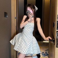 批发春季新款波点绑带连衣裙女高级感甜辣露背收腰显瘦蓬蓬吊带短裙<b class='q'>潮</b>