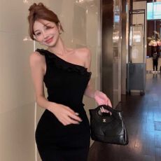 法式荷叶边斜肩无袖连衣裙女夏季修身纯欲风短裙白色收腰包臀裙子