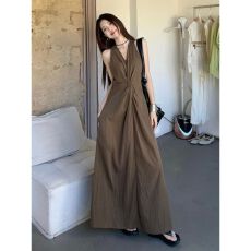 法式气质扭结V领背心连衣裙女夏季高级设计感收腰显瘦无袖a字长裙
