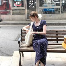 批发法式复古藏蓝色V领修身碎花连衣裙女2025<b class='q'>春</b>夏新款显瘦碎花长裙子