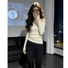 白色斜肩毛衣女秋冬季2026新款内搭打底衫慵懒高级感露肩针织上衣