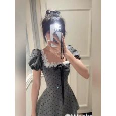 法式气质方领波点泡泡袖连衣裙女夏季miu系修身收腰显瘦a字短裙子