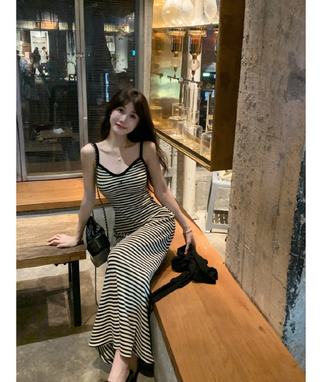 팝 미술관 패션 캐주얼 섹션 한 마디 스트라이프 타이트 스커트 롱 스커트 몸매 가꾸기 슬림해 보이는 슬립 여성 드레스