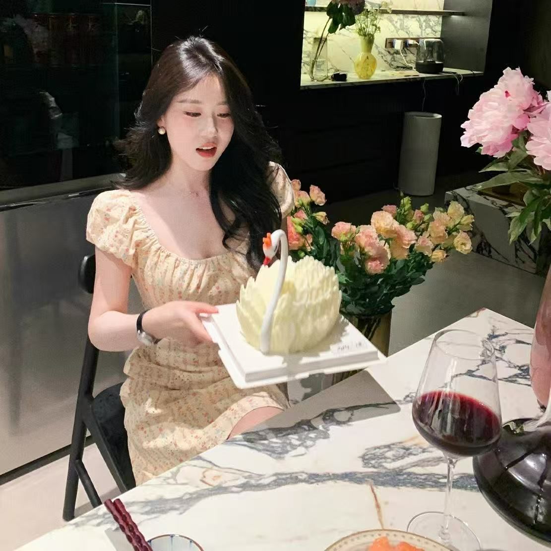 고유 한 잘 생긴 반팔 드레스 슬림해 보이는 루즈핏 마이크로 지방 mm 섹시함 핫걸 꽃무늬 치마 오프숄더 미니 스커트