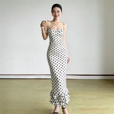 批发高级感法式波点吊带<b class='q'>连衣裙</b>女修身收腰显瘦纯欲风花苞裙气质长裙子