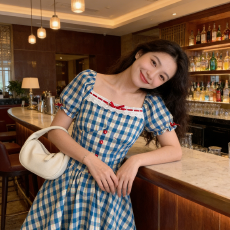 批发学院风蓝白格纹短裙女夏方领蕾丝拼接收腰显瘦甜妹风<b class='q'>连衣裙</b>