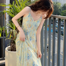 批发法式海边v领碎花吊带<b class='q'>连衣裙</b>子女夏季2026新款海边度假风穿搭气质