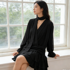 批发御姐风黑色挂脖V领<b class='q'>连衣裙</b>女收腰显瘦喇叭袖荷叶边气质甜酷风短裙