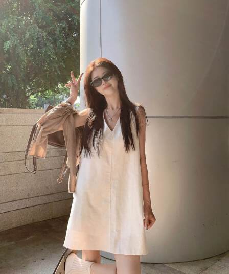 여름 민소매 조끼 V넥 여성 드레스 순수한 욕망 미니멀리즘 단색 루즈핏 슬림해 보이는 미니 스커트 패션 새로운 여성 의류