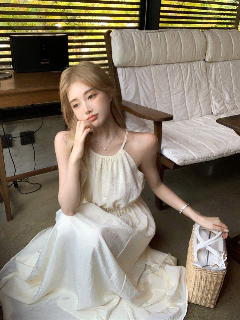검정색 이슬 허리 휴가 바람 드레스 2026 새로운 디자인 센스 허리 수축 슬림해 보이는 민소매 행침 목 롱 스커트 여성 여름